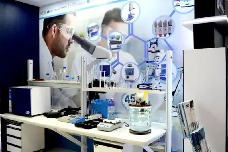 Vidraria e equipamentos para laboratório